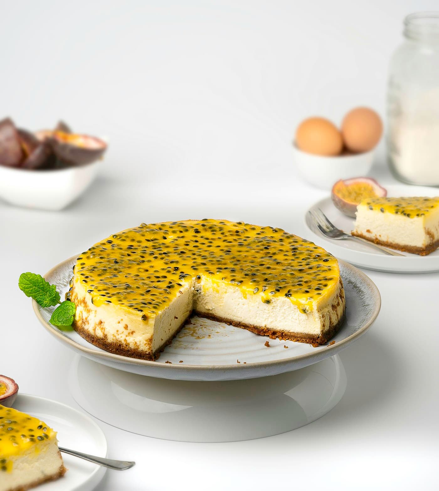 Cheesecake cubierto de chinola con sus semillas