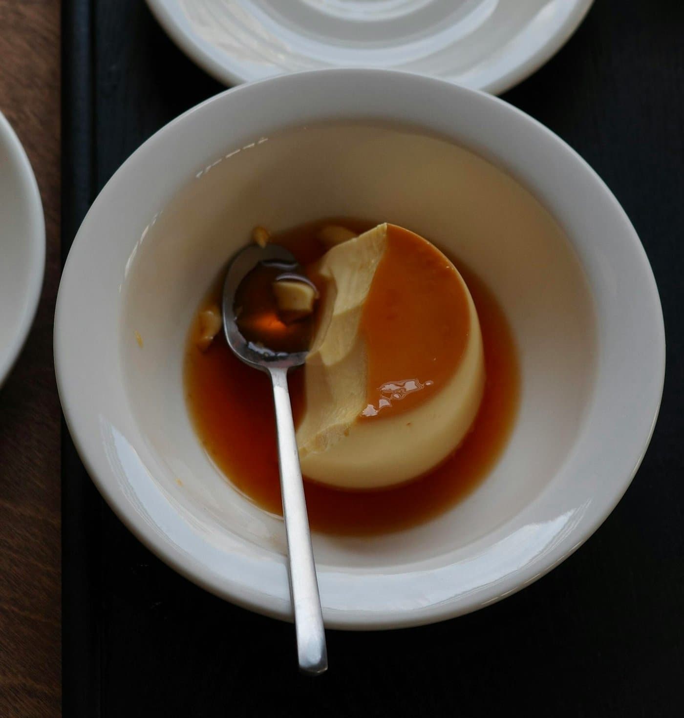 Flan de caramelo en un plato hondo