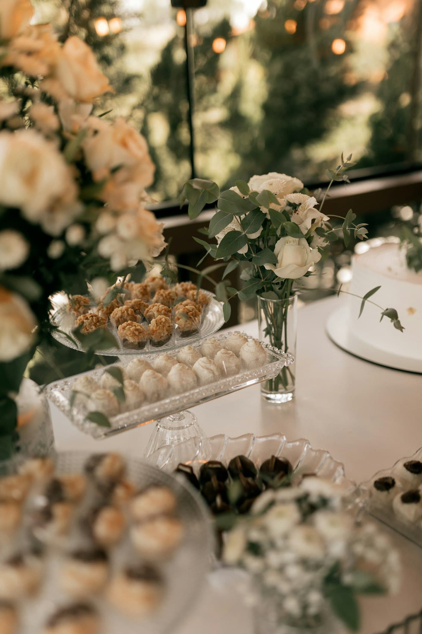 Mesa de postres pequeños decorada con flores