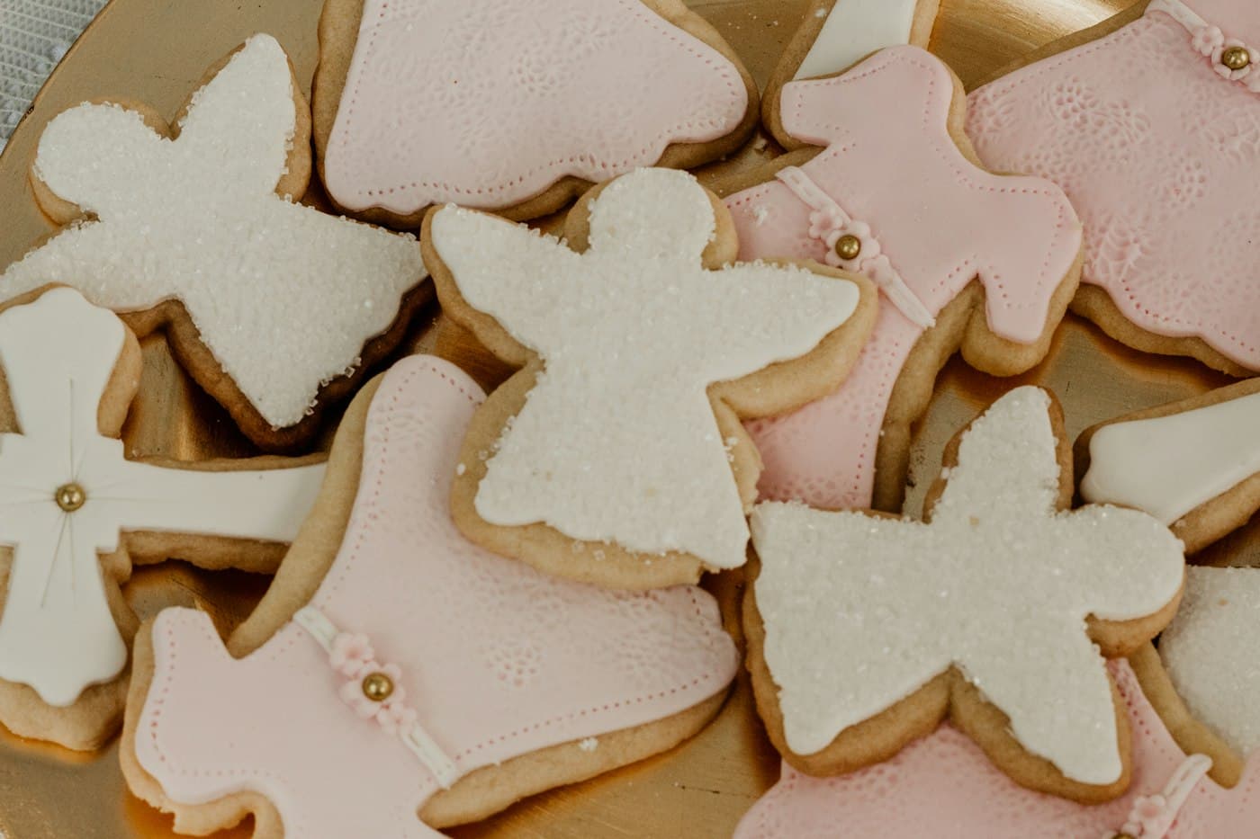 Galletas glaseadas en tonos rosado y blanco
