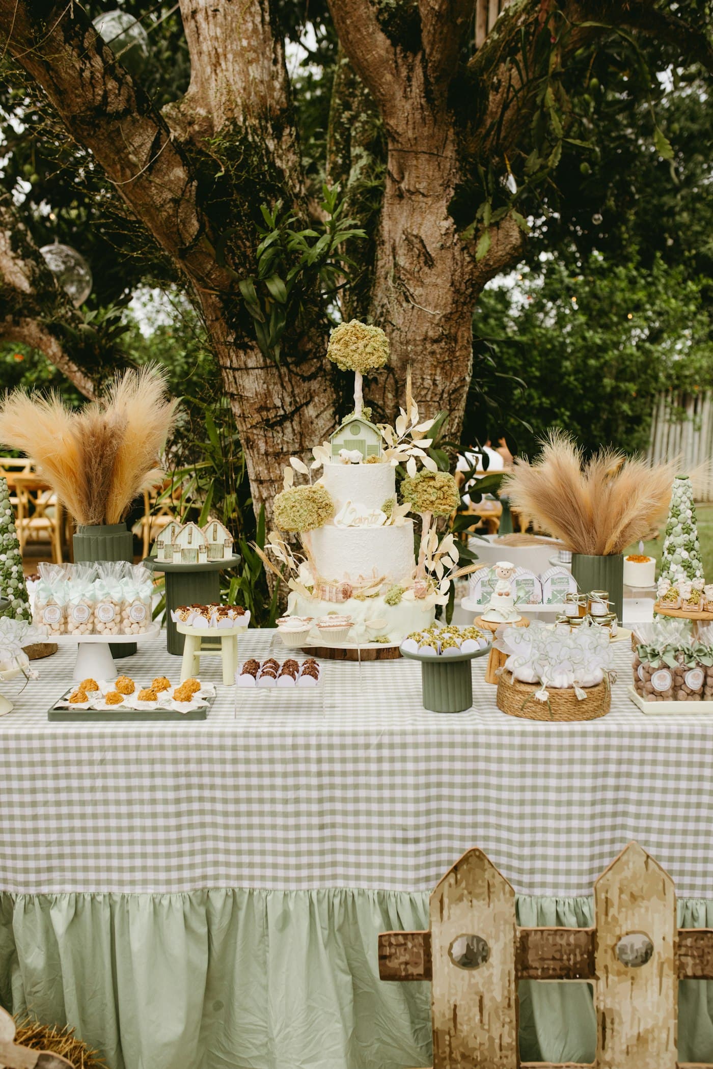 Mesa de postres para un evento al aire libre