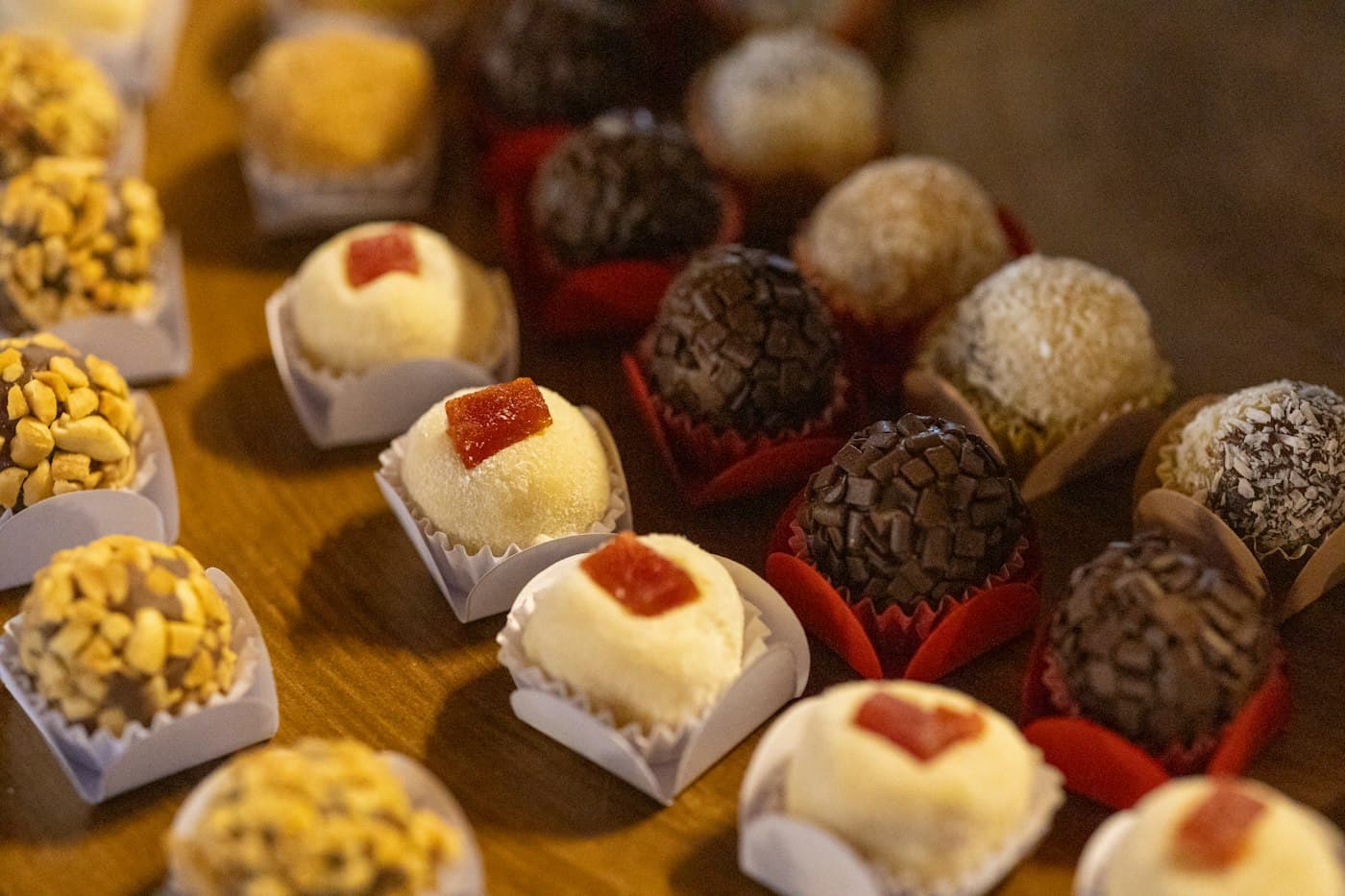 Dulces surtidos con coco, maní y pasta de guayaba