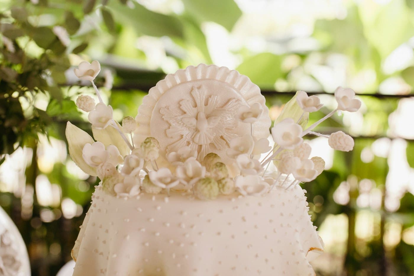 Bizcocho blanco decorado con flores de azúcar