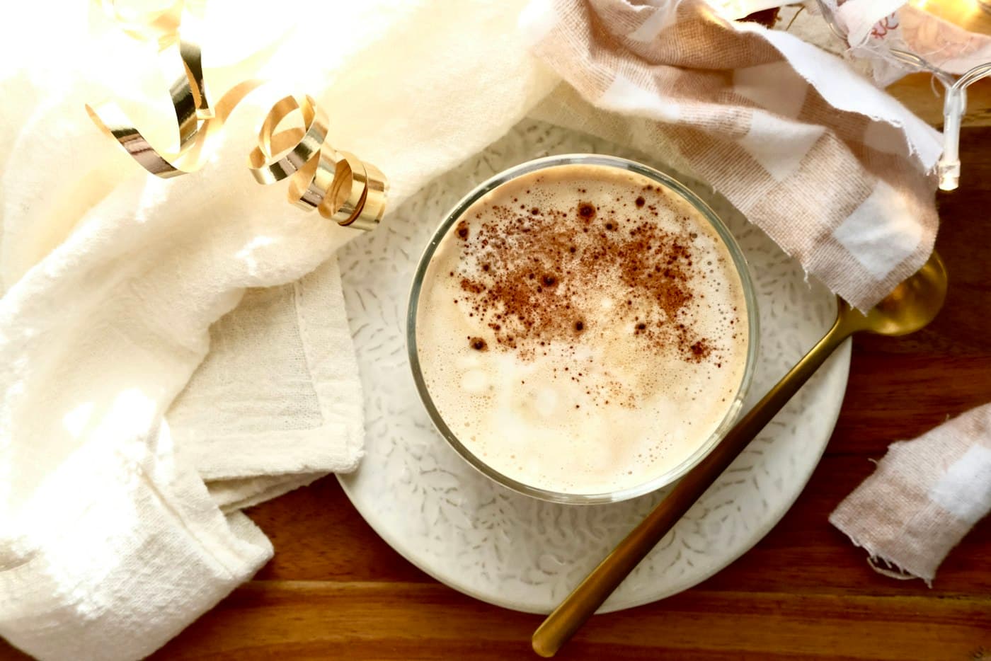 Ponche cremoso con canela en un vaso de cristal